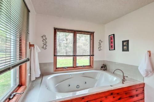 Gambar di galeri bagi 7 Mi to Big Boulder Mountain Poconos Escape! di Albrightsville