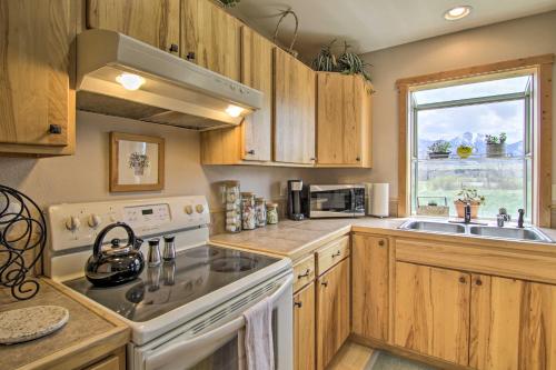 Η κουζίνα ή μικρή κουζίνα στο Airy Emigrant Townhome with Sweeping Mtn Views!