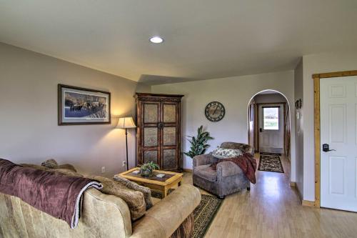 Χώρος καθιστικού στο Airy Emigrant Townhome with Sweeping Mtn Views!