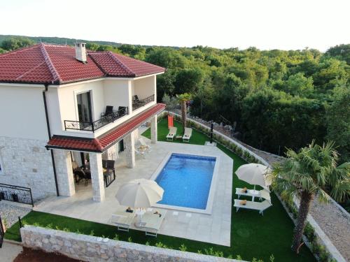 - une vue aérienne sur une maison avec une piscine dans l'établissement Luxury Villa Sara in Malinska, à Sveti Ivan