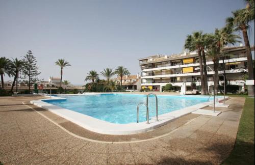 Bazén v ubytování Bright 2 bedroom apt Golden Mile next to beach RDR225 nebo v jeho okolí