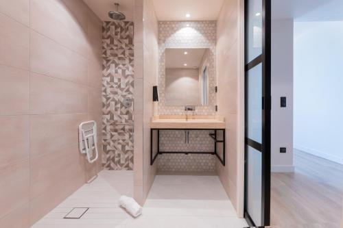 a bathroom with a sink and a mirror at Campanile Smart Lyon Est - Eurexpo Bron Aviation in Saint-Priest