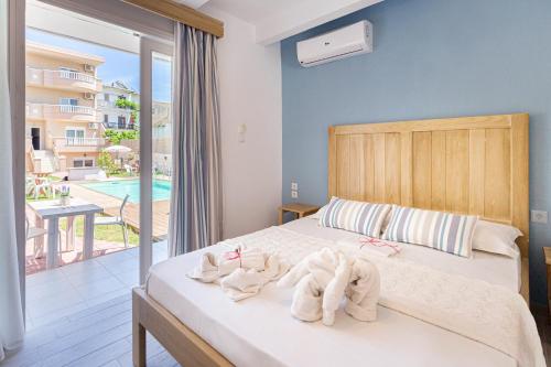 een slaapkamer met een bed met handdoeken erop bij Alexa's Sunny Days in Limenaria
