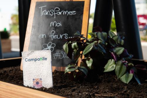 Jardin de l'établissement Campanile Smart Lyon Est - Eurexpo Bron Aviation