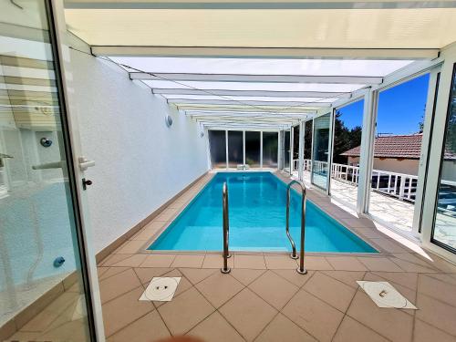 - une piscine dans une maison avec balcon dans l'établissement Vila Maslina, à Tučepi