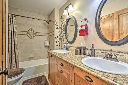 Un baño con dos lavabos y una bañera. en The Inn at Silver Creek Resort Retreat with Balcony!, en Granby