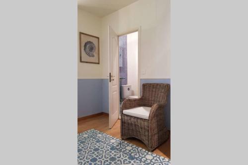 un salon avec une chaise et un tapis dans l'établissement C069-Magnifique appartement au coeur du suquet, à Cannes
