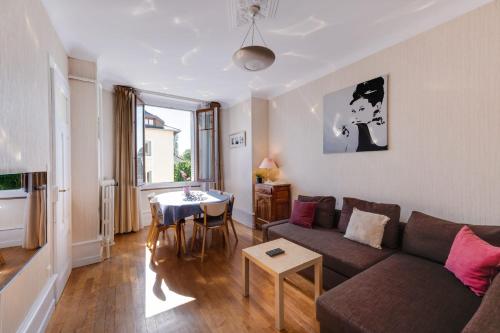 - un salon avec un canapé et une table dans l'établissement Annecy Triangle d'Or - 3 bedroom apartment, à Annecy