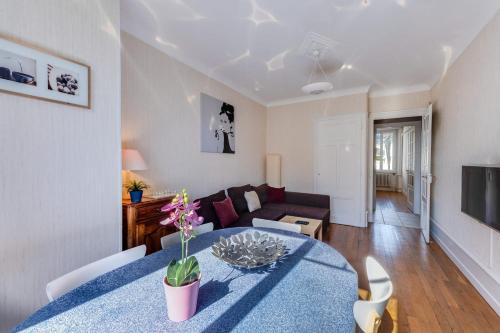 un salon avec une table et un canapé dans l'établissement Annecy Triangle d'Or - 3 bedroom apartment, à Annecy
