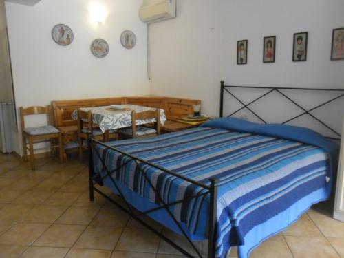 - une chambre avec un lit, une table et des chaises dans l'établissement Appartamenti Claudia Rio, à Rio Marina