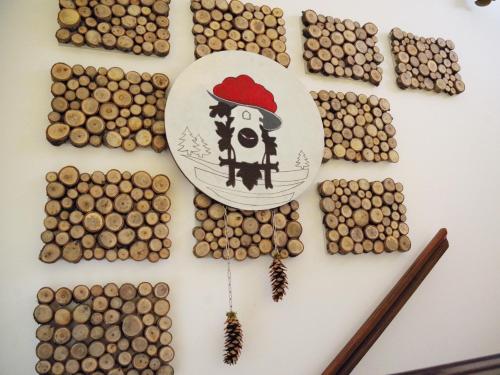 a bunch of wine corks and a plate with a cow with a hat at Apartment Haus Pflingsteck nahe Europa Park Rulantica in Freiamt