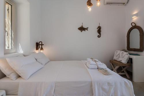 Ένα ή περισσότερα κρεβάτια σε δωμάτιο στο Geomilos Deluxe Rooms