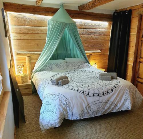 מיטה או מיטות בחדר ב-La maison basse