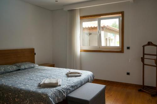 エシュポゼンデにあるCasa Real - Royal Villa Minho's Guestのベッドルーム1室(ベッド1台、タオル2枚付)
