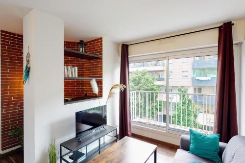 安錫的住宿－Le Berthollet 9 - Renovated apartment 1 bedroom 2 steps - Annecy center，客厅设有大窗户和沙发