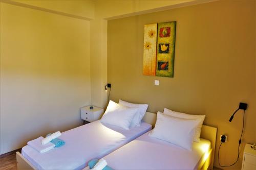 Ένα ή περισσότερα κρεβάτια σε δωμάτιο στο REMVI Apartments Assos