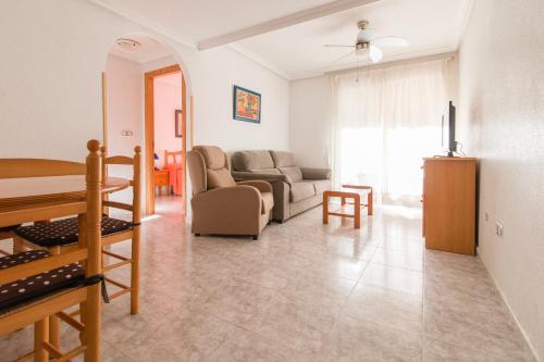 グアルダマル・デル・セグラにあるApartamento Playa 2 habitaciones parkingのリビングルーム(ソファ、テーブル付)