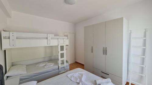 - une chambre avec 2 lits superposés et un placard dans l'établissement Your Comfy Apartment, à Saranda