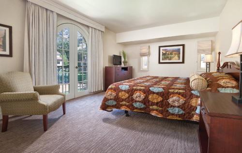 Un pat sau paturi într-o cameră la WorldMark Clear Lake