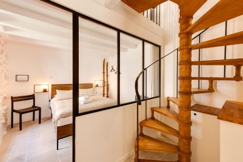 une chambre avec un escalier et une chambre avec un lit dans l'établissement La Maisonnette du Thiou - 50 square meters in the heart of Annecy, à Annecy