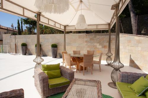 a patio with a table and chairs and a dining room at Villa Francesca Relais in Gradara