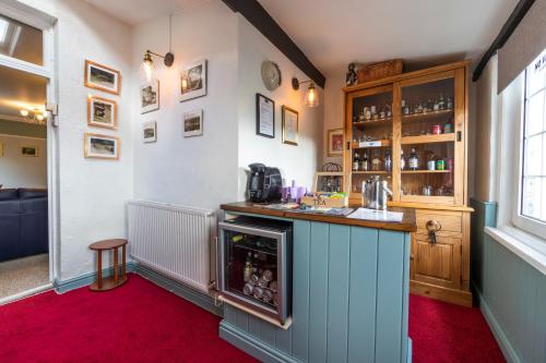 A kitchen or kitchenette at Edale House B&B 