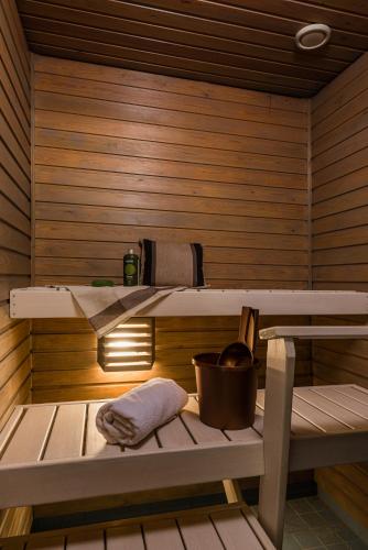 a sauna with a shelf and a pot on a table at Apartments Borg Dyyni in Pori