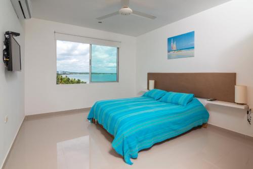 - une chambre avec un lit et une fenêtre dans l'établissement Hermoso Apartamento Frente al Mar 3 Habitaciones B62, à Coveñitas