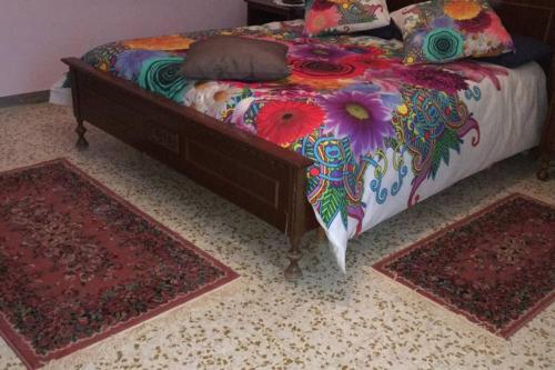 1 dormitorio con 2 alfombras en el suelo en casa vacanze da Anna, en Vacri