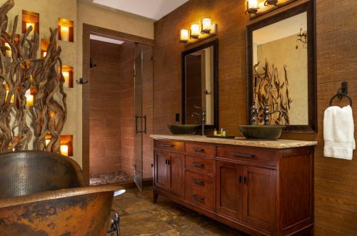 A bathroom at The White Birch Inn