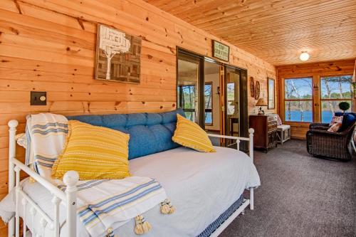 1 dormitorio con 1 cama en una cabaña de madera en Vance Lake Retreat, en Manitowish Waters
