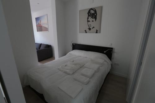 a bedroom with a bed with towels on it at Las Infantas Zona Centro in Madrid