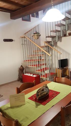 a dining room with a table with a green table cloth at Casa Ernesto-AMICA DEI CICLISTI in Acquasparta