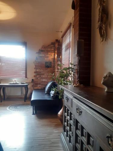 een woonkamer met een bank en een tafel bij Pas Ligita in Biržai