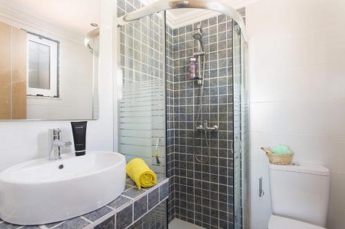 Ένα μπάνιο στο Villa Siroco by Villa Plus