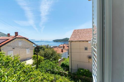 MILKA-sea view apartment in center