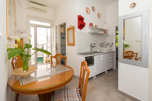 MILKA-sea view apartment in center