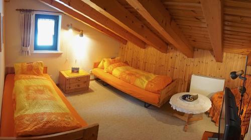 Кровать или кровати в номере Haus Arolle, Bettmeralp