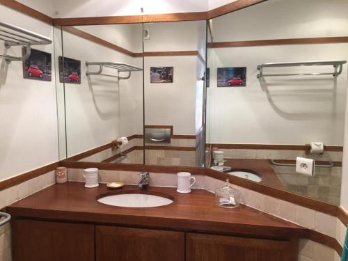 une salle de bain avec un lavabo et un miroir dans l'établissement Belle résidence au centre de Saint Tropez avec piscine et garage, à Saint-Tropez