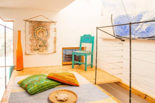 Zimmer mit einem Bett, einem Tisch und einem Stuhl in der Unterkunft Luna - Eco Retreat Finca Artis Tirma in Tarajalejo