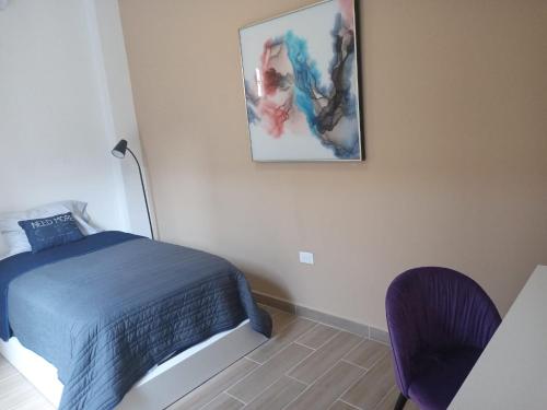 a bedroom with a bed and a picture on the wall at La Maja Suites in Villahermosa