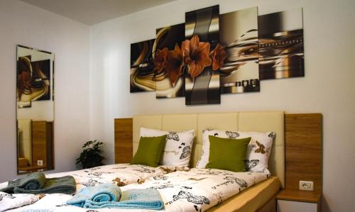 Un pat sau paturi într-o cameră la Hiša Bohinc z wellnessom