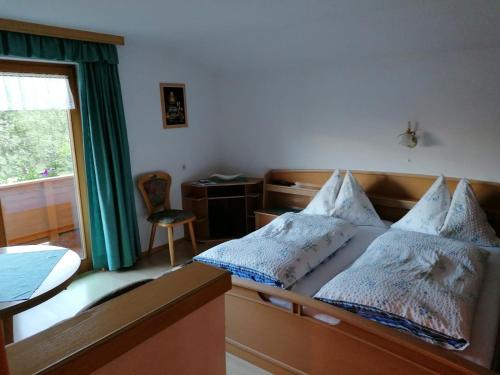 ザンクト・ウルリッヒ・アム・ピラーゼーにあるHaus Friedlのベッドルーム1室(枕付きのベッド1台、窓付)