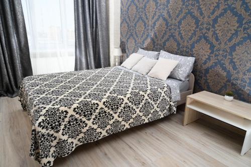 Un pat sau paturi într-o cameră la Красивая квартира на Садовом