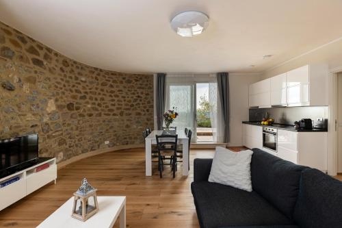 a living room with a couch and a table at Podere Belsogno in Montalcino
