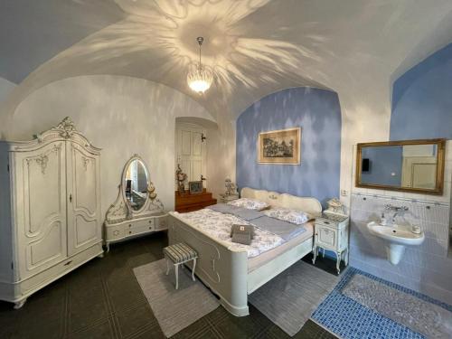 Postel nebo postele na pokoji v ubytování Dvoulůžkový pokoj Blue Grace na zámku