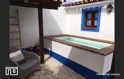 una casa con piscina en una habitación en Casinha de Montoito, en Montoito