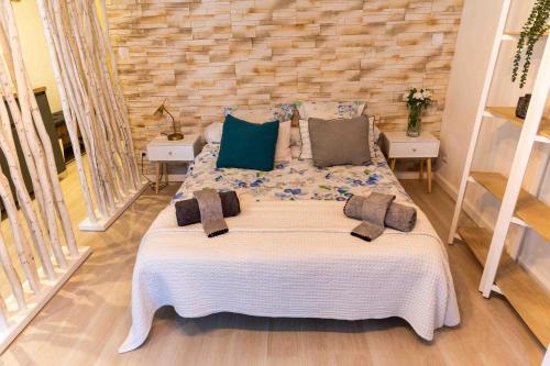 ein Schlafzimmer mit einem großen Bett mit Kissen darauf in der Unterkunft App-ART Coeur du Panier Vieux-Port Vieille Charité in Marseille