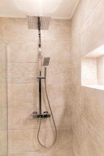 une douche avec pommeau de douche dans une salle de bain dans l'établissement App-ART Coeur du Panier Vieux-Port Vieille Charité, à Marseille