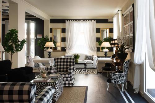 a living room with black and white furniture at Adua & Regina di Saba Wellness & Beauty in Montecatini Terme